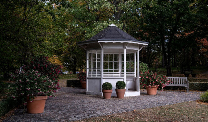 Kleines Gartenhaus im Park - zum Verschnaufen gedacht.