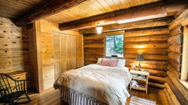 So ein Schlafzimmer ganz aus Holz - beeinflusst die Nachtruhe vermutlich schon auf angenehme Weise.