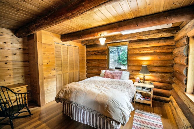 So ein Schlafzimmer ganz aus Holz - beeinflusst die Nachtruhe schon.