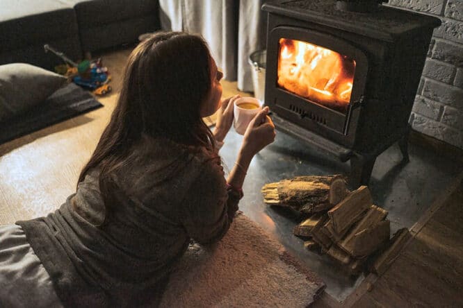 Beliebt sind Kamine mit Glasscheibe, durch die man das Feuer lodern sehen kann.  