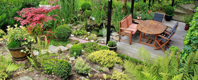 Ein harmonisches Arrangement aus Pflanzen, Teich und Terrasse will besonders gut geplant sein.