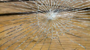 Ein Glas, in einige wenige Stücke zerbrochen - das kann man oft noch reparieren.