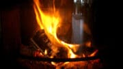 Ein wärmendes Feuer im Kamin ist oft wohltuend und gemütlich.