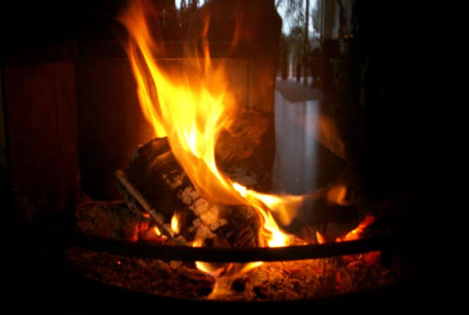Ein wärmendes Feuer im Kamin ist oft wohltuend und gemütlich. 