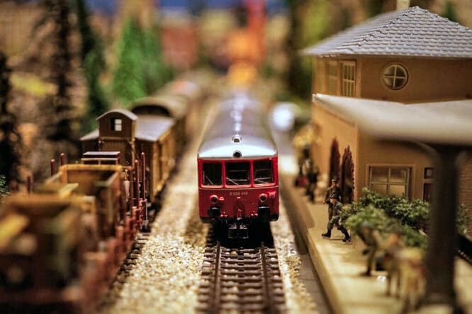Bahnhöfe, Güterzüge, Loks und natürlich Schienen - was man alles für eine gut funktionierende Modellbahnanlage so braucht.