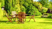Gartenmöbel aus Teakholz regelmäßig zu restaurieren lohnt sich deshalb, weil man ja nicht alle paar Jahre schon neue kaufen will.