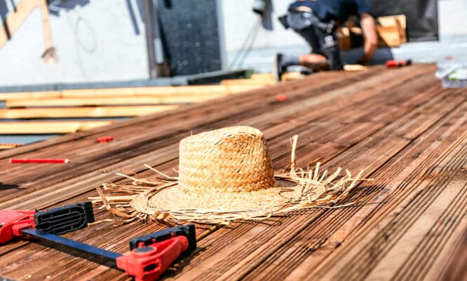 Ein DIY Gartenhaus will gut geplant sein, denn je nach Größe kann es mit ganz schön viel Arbeit verbunden sein. 