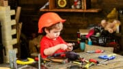 Werkzeuge für Kinder wecken das Interesse an handwerklichen Herausforderungen.