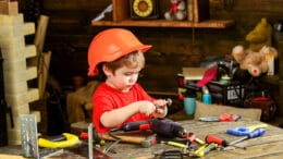 Werkzeuge für Kinder wecken das Interesse an handwerklichen Herausforderungen.