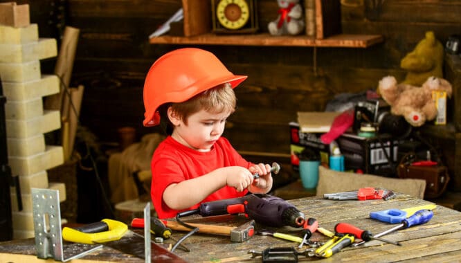 Werkzeuge für Kinder wecken das Interesse an handwerklichen Herausforderungen.