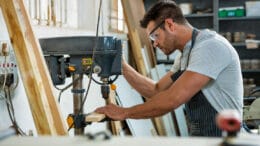 Viele Materialien, die mit der Handbohrmaschine schwer zu bohren sind, lassen sich durch die höheren Motorleistungen und Drehzahlen der Tischbohrmaschine butterweich durchbohren.