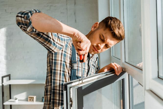 Besser ist es, auch wenn erstmal mit Kosten verbunden, sich die Fenster von einem Profi einbauen zu lassen. 