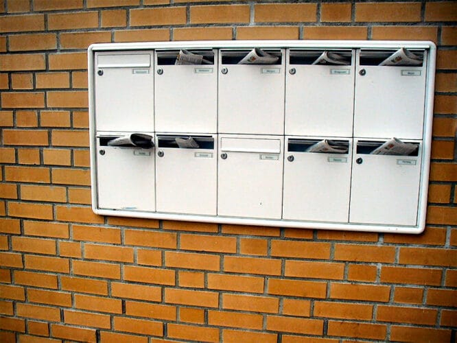 Briefkastenanlage in einem Mehrfamilienhaus