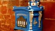 Der gute alte antike Postbriefkasten