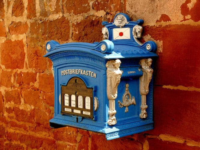 Der gute alte, ja antike Postbriefkasten