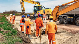 Typische Arbeitskleidung für die Baustelle - sie schützt vor Wind und Wetter und auch vor Hitze.