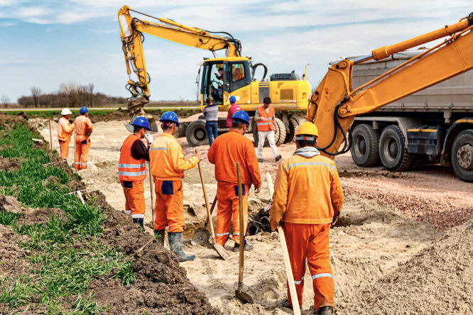 Typische Arbeitskleidung für die Baustelle - sie schützt vor Wind und Wetter und auch vor Hitze.