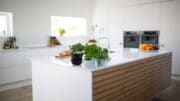 Es gibt Küchenuntensilien, die man unbedingt in seiner Küche haben muss, da sie einen Raum überhaupt erst zu so einer Küche machen.