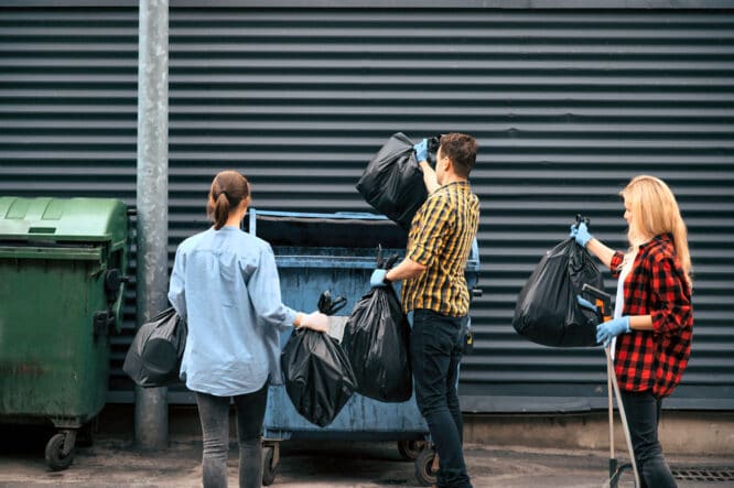 Eine gut organisierte Mülltrennung bewirkt durchaus mehr Sauberkeit in Städten und Wäldern, sodass man der beschämenden Vermüllung öffentlicher Plätze vorbeugen kann.