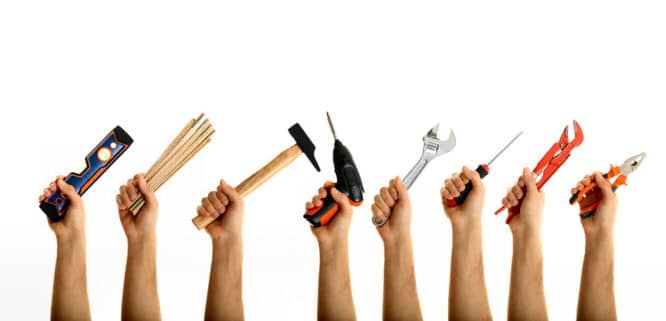 hand holding tools - Die Basis an Werkzeug für jeden Heimwerker.