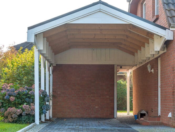 Ein Carport ist eine offene Garage, hat also nicht vier Wände, sondern keine oder allenfalls eine oder zwei Wände. So ist auch eine ideale Belüftung immer garantiert. 