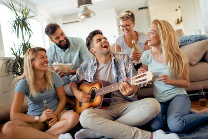 Dank Schallabsorbern die Geräuschkulisse so gering wie möglich halten- ganz besonders, wenn man einmal eine Party feiert oder laute Musik hören möchte. 