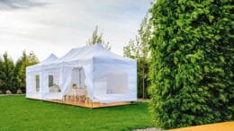 Ein strahlend weißer Pavillon im heimischen Garten schützt am besten gegen zu intensive Sonnenstrahlung und Hitze.