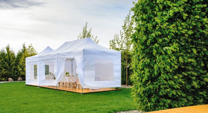 Ein strahlend weißer Pavillon im heimischen Garten schützt am besten gegen zu intensive Sonnenstrahlung und Hitze. 