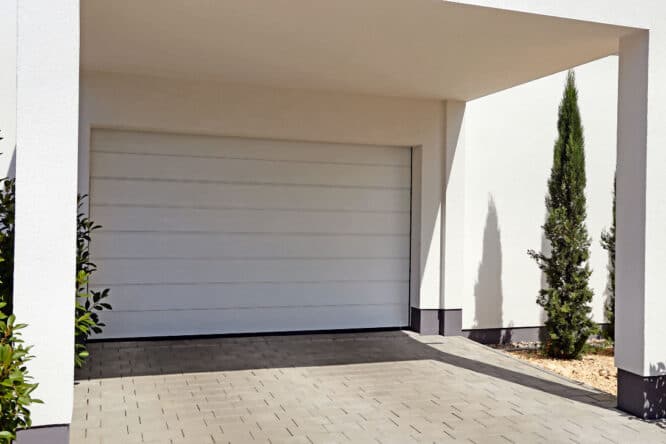 Solch eine Garage schützt das Auto von Wind, vor Wetter und allerlei Getier.