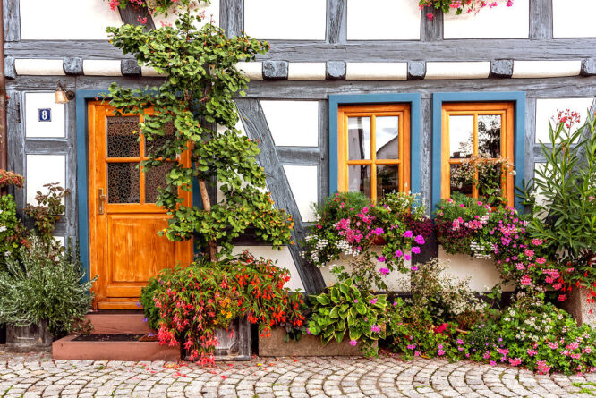 Wenn man vom Fenster aus sehen kann, wer an der Tür sein könnte, reicht oft auch eine einfach Klingelanlage. 