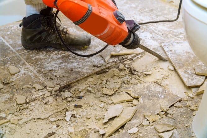 Ob es sich um Putz, Fliesen oder Beton handelt, der Abbruchhammer ist bei einem größeren Renovierungsprojekt meist unverzichtbar. 