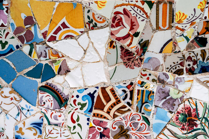 Aus Scherben und Zement kann man vielleicht sogar ein sehr hübsches Mosaik erschaffen.  