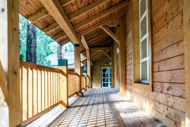 Terrasse in einem modernen Landhaus