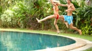 Einen Pool im Garten zu haben sorgt im Sommer für angenehme Abkühlung.