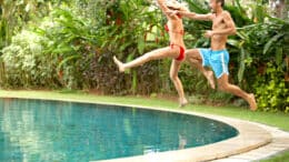 Einen Pool im Garten zu haben sorgt im Sommer für angenehme Abkühlung.