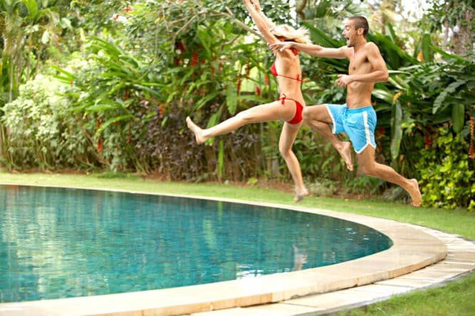 Einen Pool im Garten zu haben sorgt im Sommer für angenehme Abkühlung.