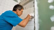 Geschickte Heimwerker können beim Badezimmer renovieren teilweise selbst Hand anlegen und so Geld sparen.