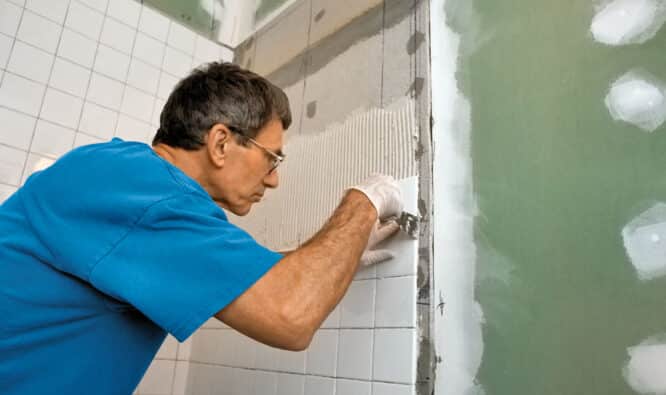 Geschickte Heimwerker können beim Badezimmer renovieren teilweise selbst Hand anlegen und so Geld sparen.