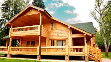 Ein Haus ganz aus Holz kann auch sehr modern und komfortabel sein.
