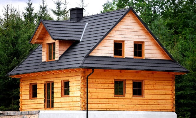 Ein kleines Haus aus Holz hat auch seine Vorteile.