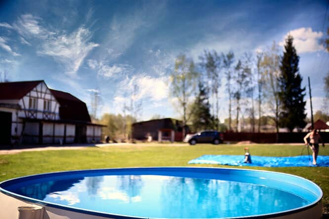 Ein Pool aus Kunststoff ist schnell aufgebaut und super flexibel.
