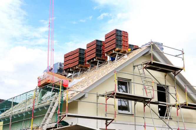 Optimaler Schallschutz für ein Haus geht zum Beispiel mit einem massiven Dach los. 
