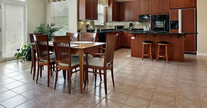 Bodenfliesen aus Stein machen sich in einer großen Küche sehr gut. 