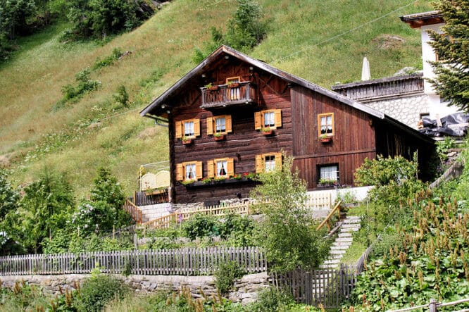 Besitzer von einem Garten mit einer steiler Hanglage kommen um Treppen im Garten, und besonders im Vorgarten, nicht umhin.