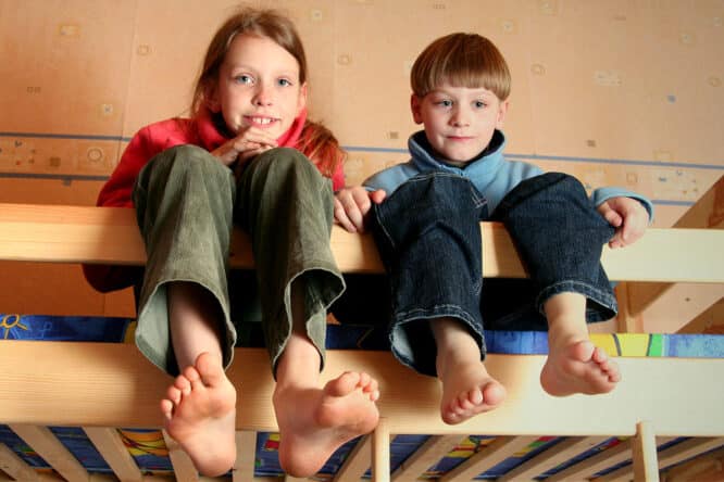 Kinder, die sich mit einem Geschwisterkind ein Zimmer teilen, sind von Etagenbetten in der Regel begeistert.