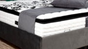 Der Aufbau von einem Boxspringbett ist anders gestaltet als bei einem klassischen Bett, bei dem die Matratze auf einem Lattenrost liegt.