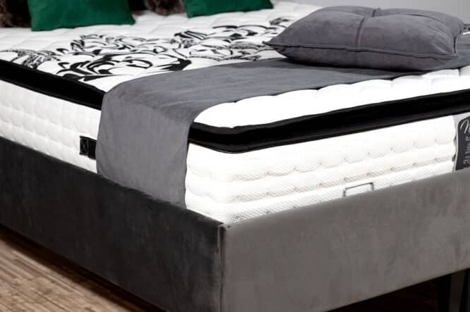 Der Aufbau von einem Boxspringbett ist anders gestaltet als bei einem klassischen Bett, bei dem die Matratze auf einem Lattenrost liegt.