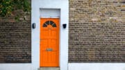 Wenn Sie möchten, dass Ihr Haus einen guten ersten Eindruck macht, streichen Sie die Eingangstür in einem fröhlichen, glänzenden Farbton.