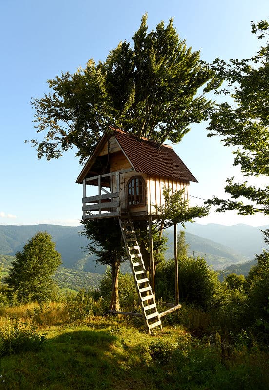 Ein Baumhaus für Kinder in den Bergen