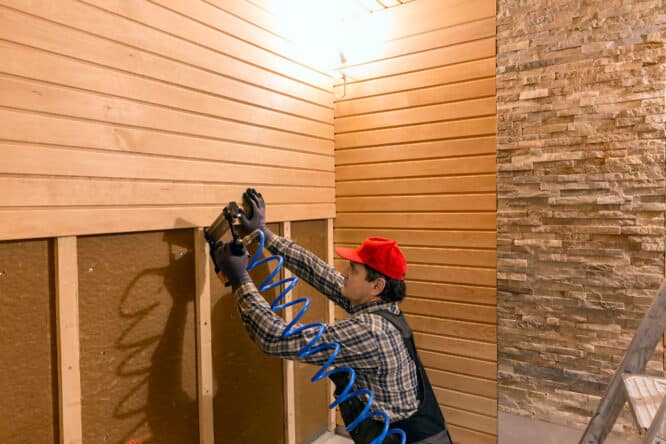 Beim Einsatz als Dämmmaterial in den eigenen vier Wänden bietet Holz mit seiner optimalen Energieeffizienz eine erhebliche Heizenergieeinsparung.